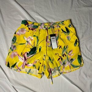 NWT Vero moda yellow floral print shorts size small